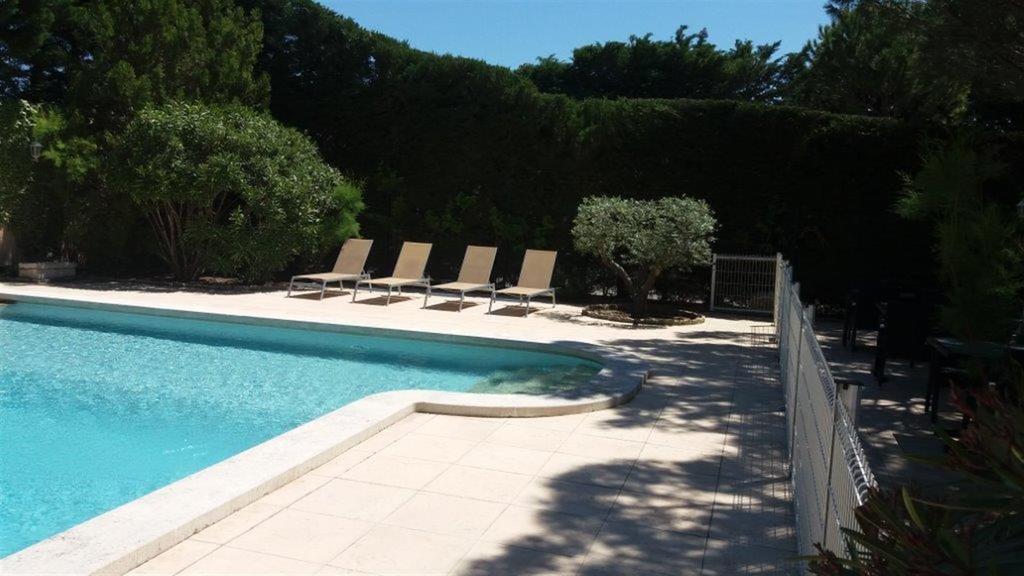 Lou Mistralou Hotel Saint-Andiol Bagian luar foto