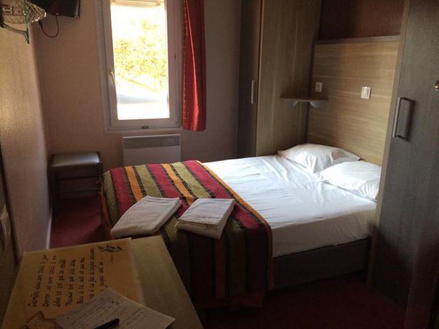 Lou Mistralou Hotel Saint-Andiol Bagian luar foto